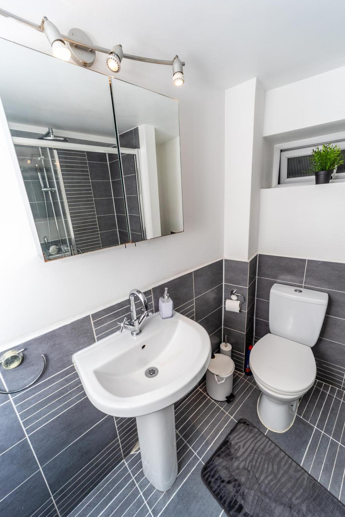 Spacious Flat With Patio & Parking In City Centre Reading Eksteriør billede