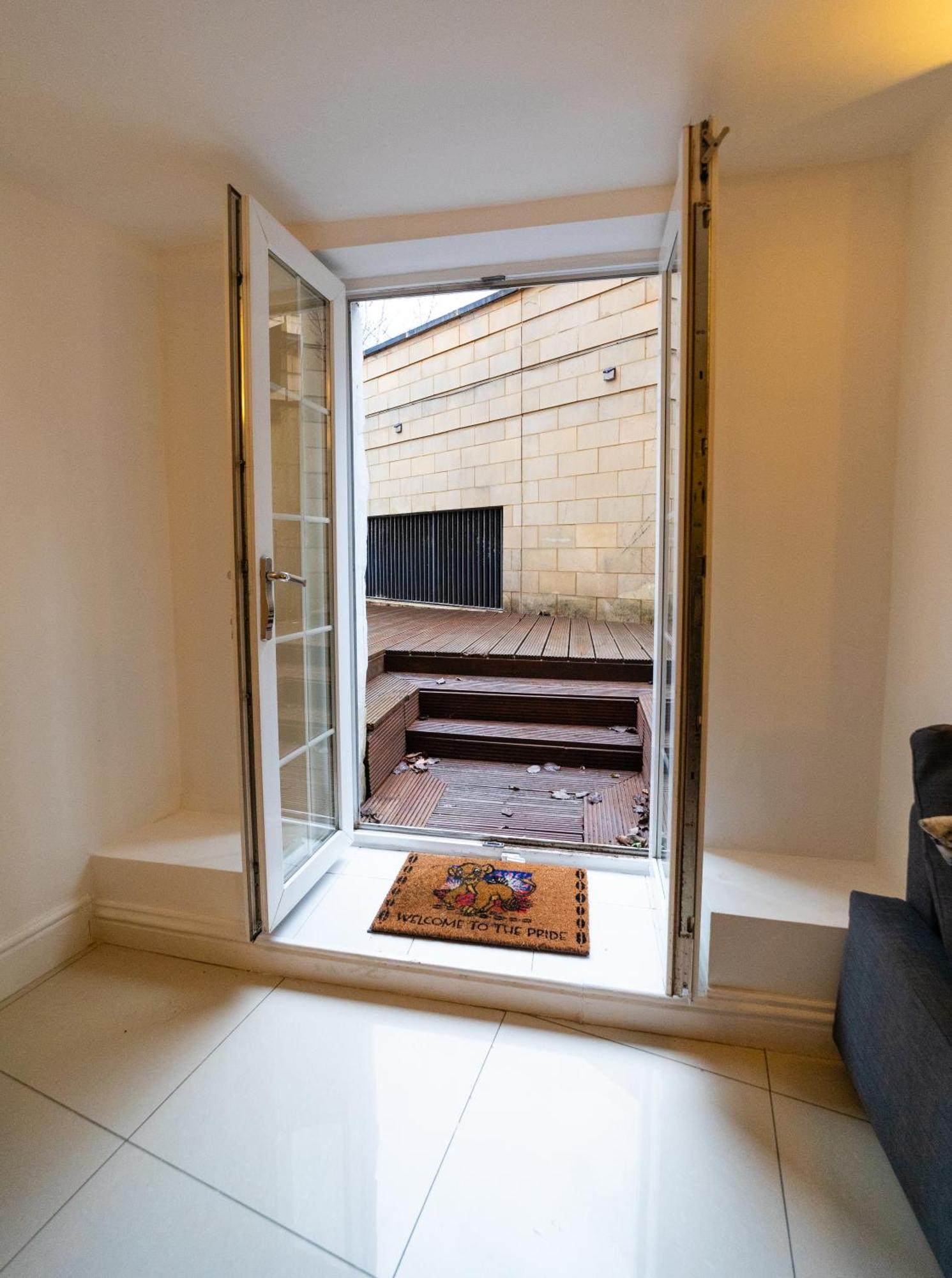 Spacious Flat With Patio & Parking In City Centre Reading Eksteriør billede