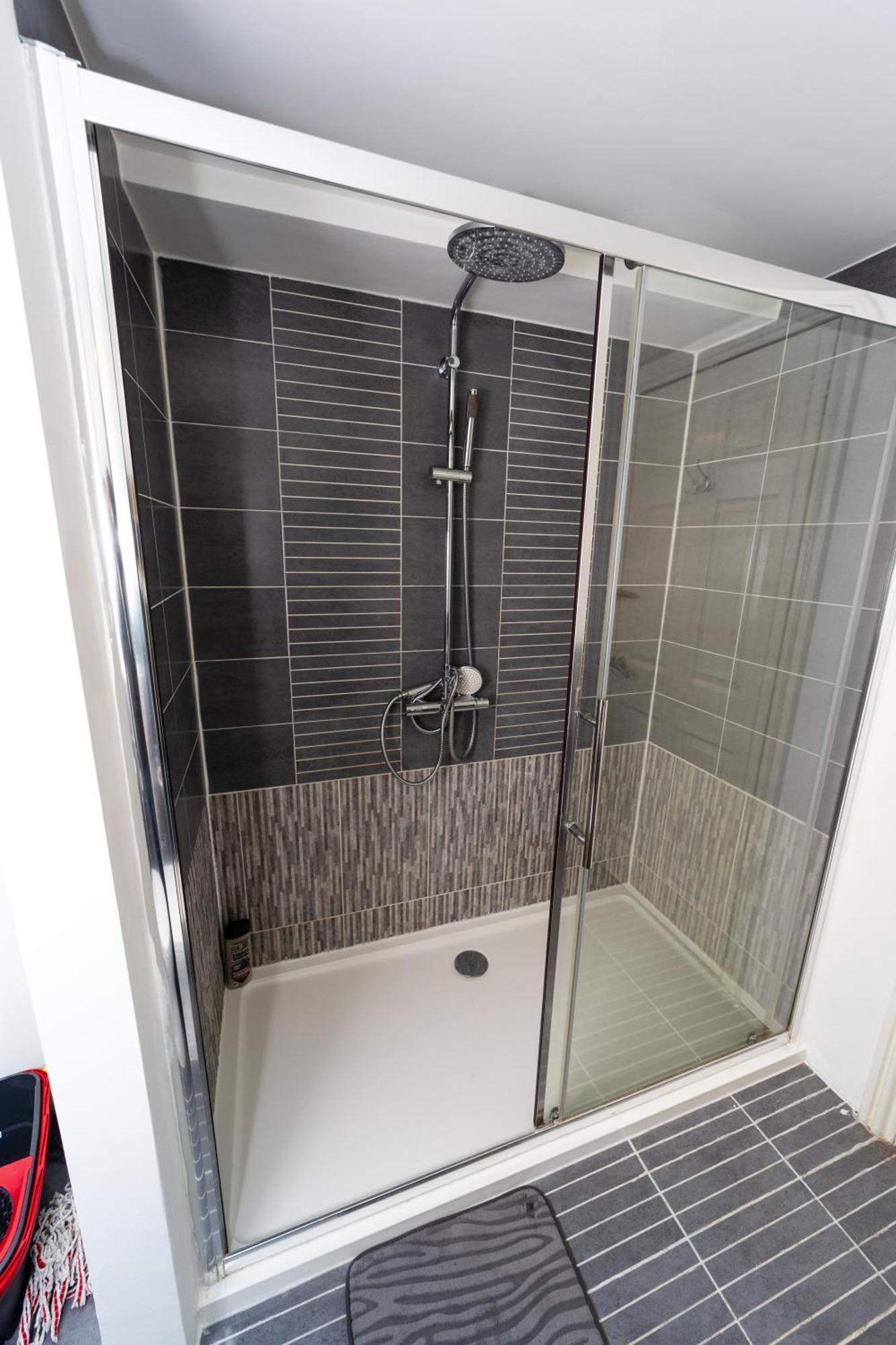 Spacious Flat With Patio & Parking In City Centre Reading Eksteriør billede